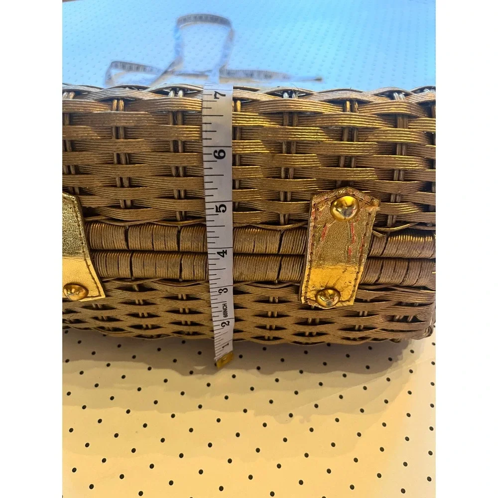 Unbranded structured wicker